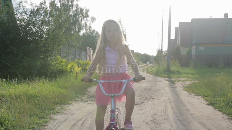 Schönes, kleines Mädchen reitet ein Kind-` s Fahrrad, Kinder radfahren