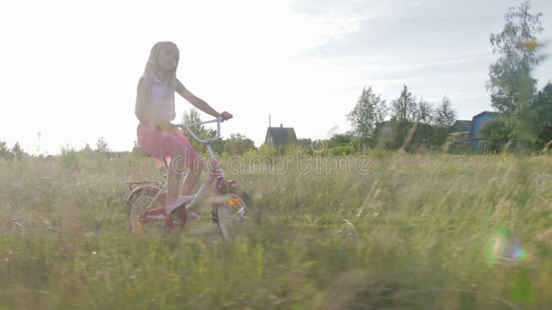 Schönes, kleines Mädchen reitet ein Kind-` s Fahrrad, Kinder radfahren