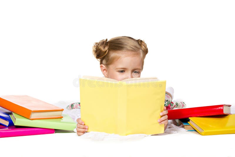 Schönes kleines Mädchen, welches das Buch liest lizenzfreie stockbilder Schönes kleines Mädchen, welches das Buch liest lizenzfreie stockbilder