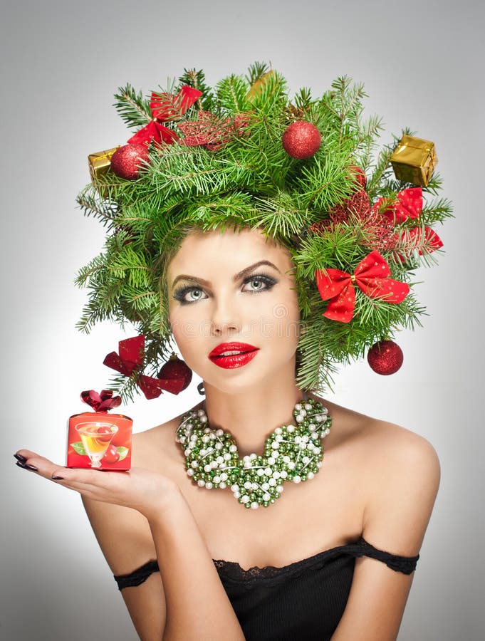 Schönes kreatives Weihnachtsmake-up und -Frisureninnentrieb. Schönheits-Mode-Modell Girl. Winter. Schönes attraktives Mädchen im W lizenzfreie stockfotos Schönes kreatives Weihnachtsmake-up und -Frisureninnentrieb. Schönheits-Mode-Modell Girl. Winter. Schönes attraktives Mädchen im W lizenzfreie stockfotos