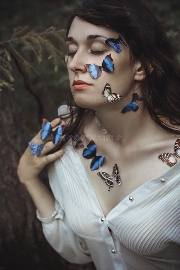 Schönes Kunstporträt einer Nackte mit blauen Schmetterlingen an lizenzfreie stockfotografie Schönes Kunstporträt einer Nackte mit blauen Schmetterlingen an lizenzfreie stockfotografie