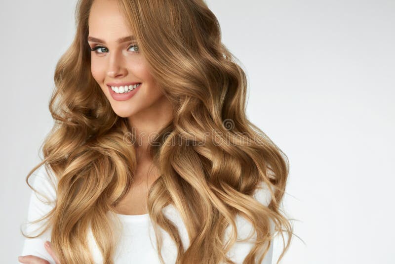 Schönes lockiges Haar Mädchen mit gewelltem langem Haar-Porträt datenträger lizenzfreie stockfotografie