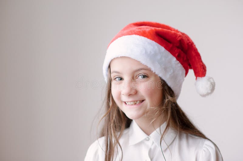 Schönes lächelndes kleines Mädchen in Sankt-Kappe lizenzfreie stockfotografie Schönes lächelndes kleines Mädchen in Sankt-Kappe lizenzfreie stockfotografie