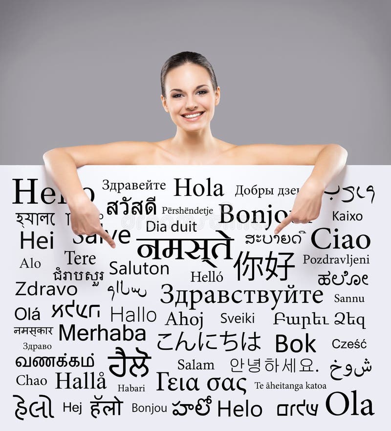 Schönes lächelndes Mädchen mit einer Anschlagtafel von verschiedenen Sprachen stockbild Schönes lächelndes Mädchen mit einer Anschlagtafel von verschiedenen Sprachen stockbild