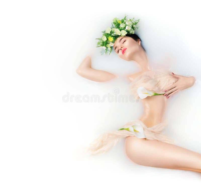 Schönes Mode-Modell-Mädchen, das Milchbad nimmt