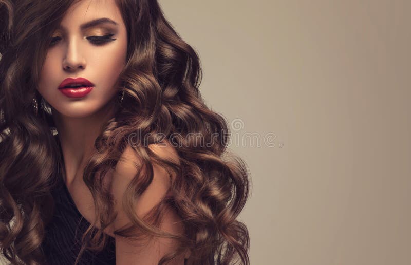 Schönes Modell mit lang, dichter und gelockter Frisur stockbild Schönes Modell mit lang, dichter und gelockter Frisur stockbild