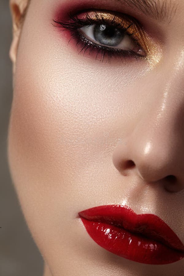 Schönes Modell mit Modemake-up Sexy Frau des Nahaufnahmeporträts mit Zauberlipglossmake-up stockfotos