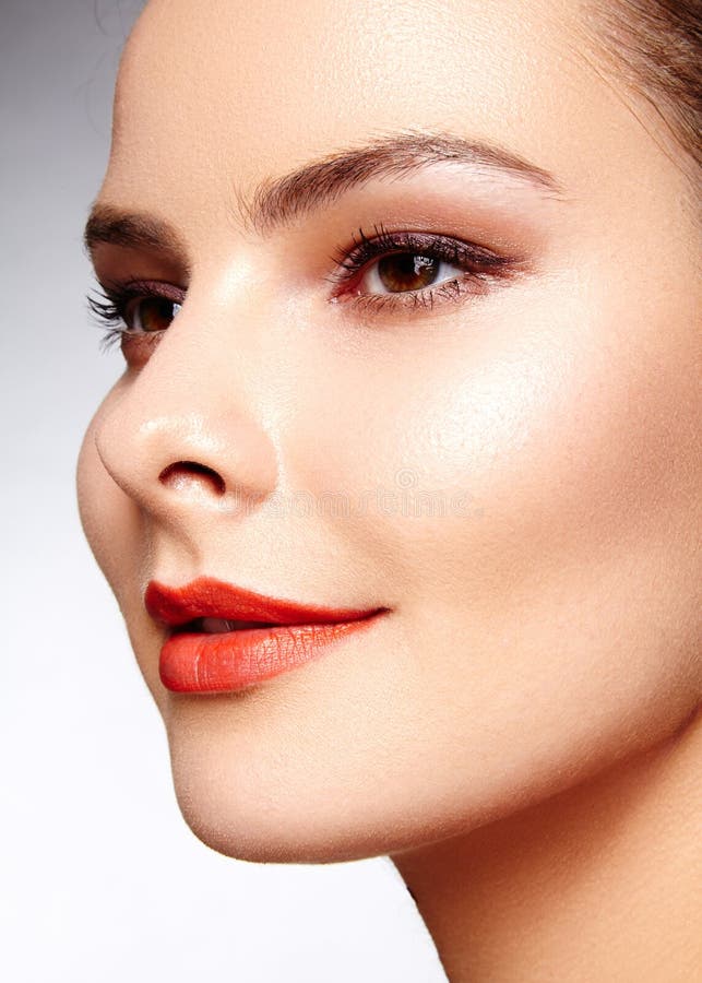 Schönes Modell mit Modemake-up Sexy Frau des Nahaufnahmeporträts mit Zauberlipglossmake-up und hellen Lidschatten lizenzfreies stockfoto Schönes Modell mit Modemake-up Sexy Frau des Nahaufnahmeporträts mit Zauberlipglossmake-up und hellen Lidschatten lizenzfreies stockfoto