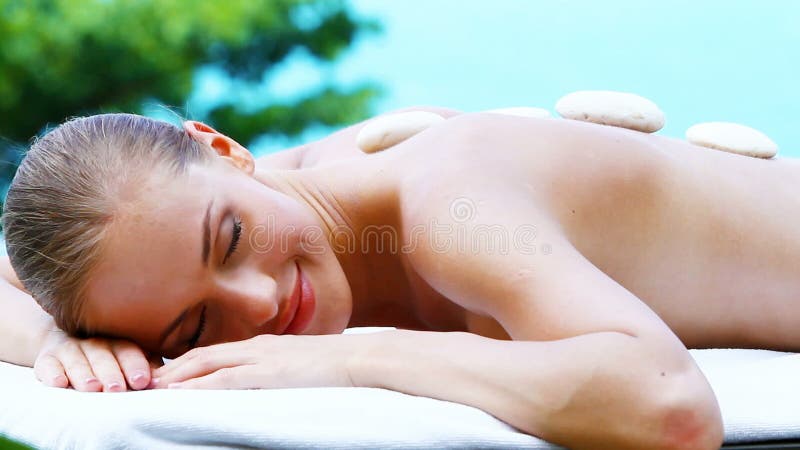 Schönes Mädchen auf Badekurortbett in tropischem im Freien