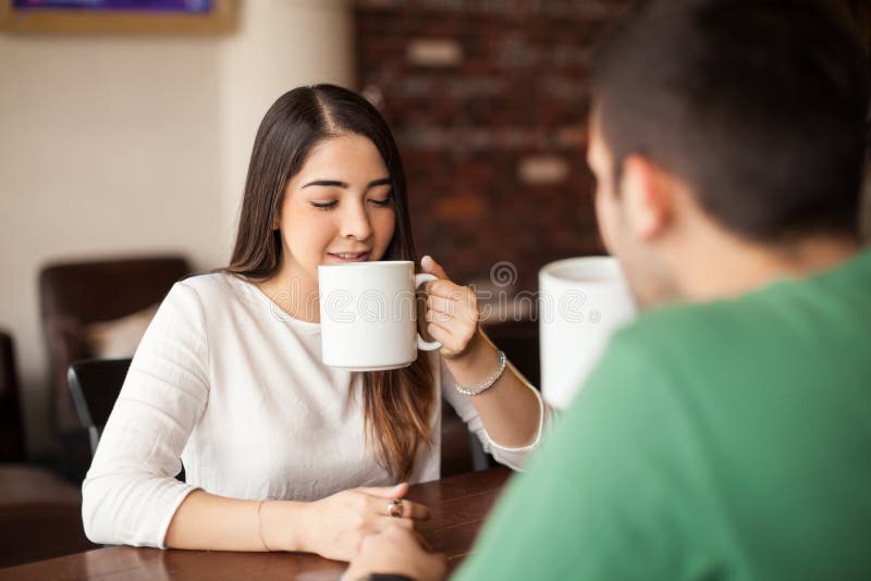 Schönes Mädchen auf einem Datum an der Kaffeestube stockfoto Schönes Mädchen auf einem Datum an der Kaffeestube stockfoto