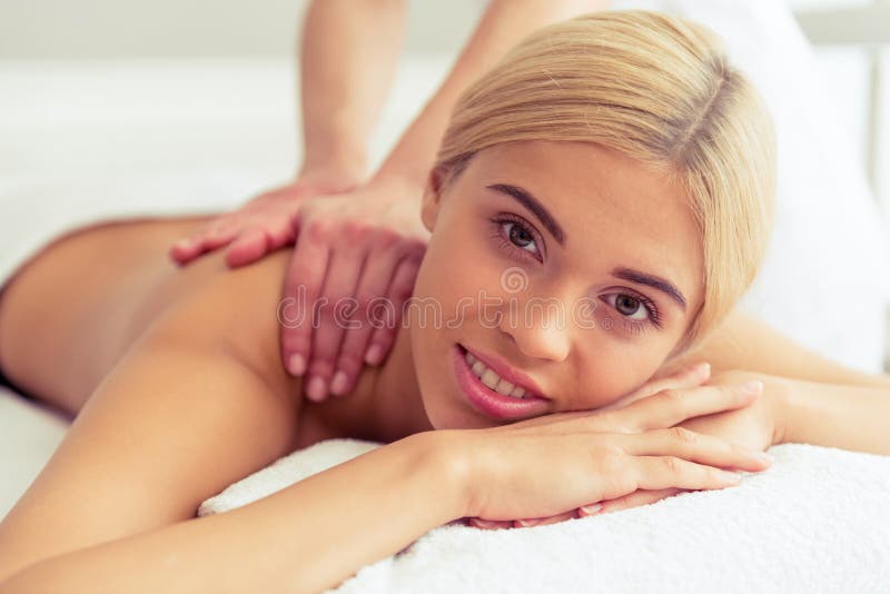 Schönes Mädchen am Badekurort stockfotos Schönes Mädchen am Badekurort stockfotos