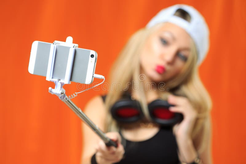 Schönes Mädchen, das selfe Foto am Telefon mit Stock macht stockfoto Schönes Mädchen, das selfe Foto am Telefon mit Stock macht stockfoto