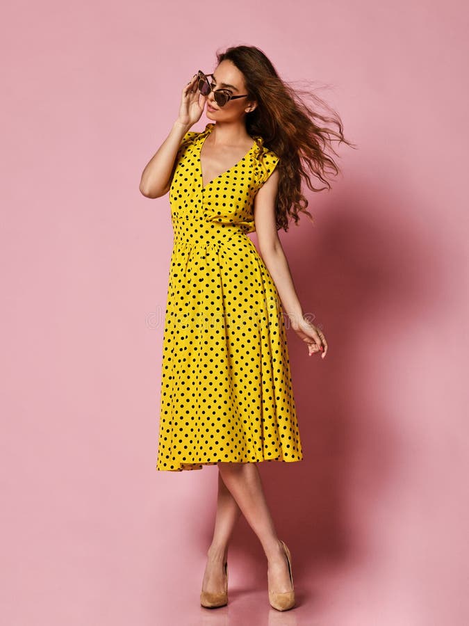 Schönes Mädchen in einem romantischen Kleid recht lächelnd auf einem purpurroten Hintergrund Schlankes gelocktes weibliches Model lizenzfreie stockbilder Schönes Mädchen in einem romantischen Kleid recht lächelnd auf einem purpurroten Hintergrund Schlankes gelocktes weibliches Model lizenzfreie stockbilder