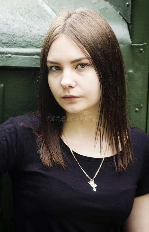 Schönes Mädchen in einem schwarzen T-Shirt, Porträt im Freien stockfotos Schönes Mädchen in einem schwarzen T-Shirt, Porträt im Freien stockfotos