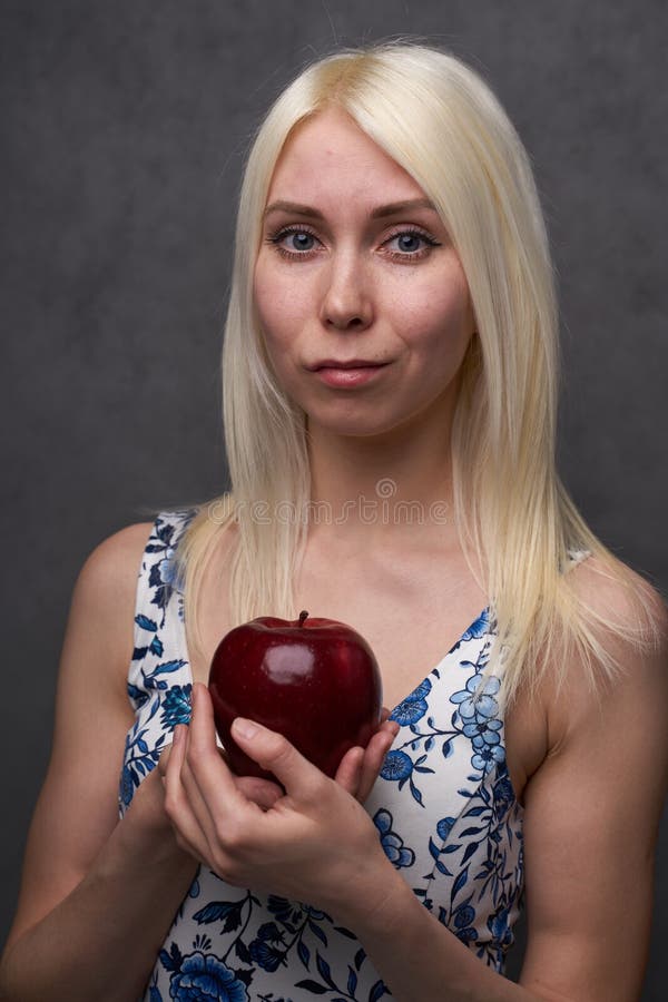 Schönes Mädchen in einer modischen Kleidung mit Apfel lizenzfreie stockfotografie Schönes Mädchen in einer modischen Kleidung mit Apfel lizenzfreie stockfotografie