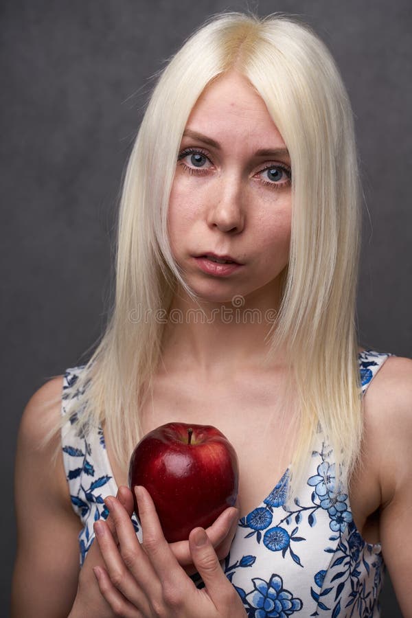 Schönes Mädchen in einer modischen Kleidung mit Apfel stockfoto Schönes Mädchen in einer modischen Kleidung mit Apfel stockfoto