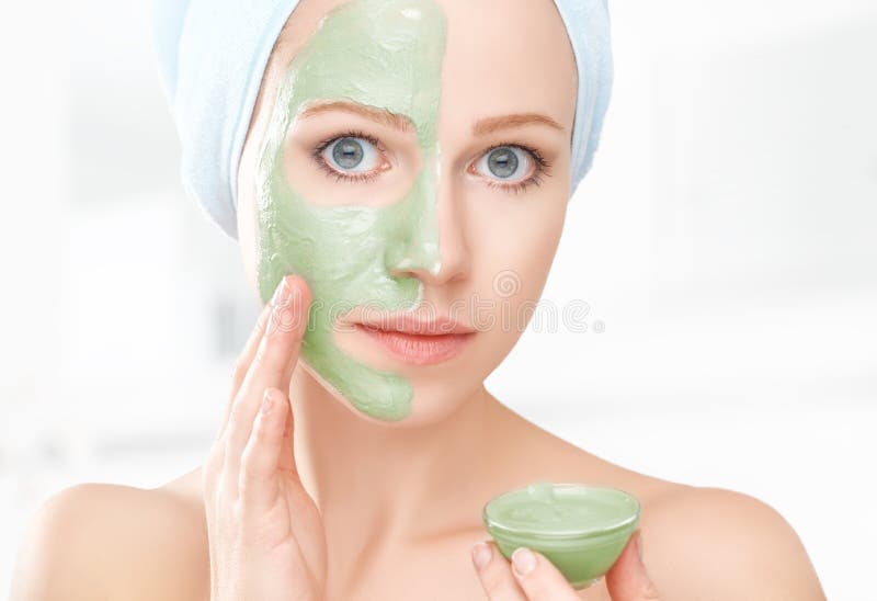Schönes Mädchen im Badezimmer und Maske für Gesichtshautpflege lizenzfreie stockbilder Schönes Mädchen im Badezimmer und Maske für Gesichtshautpflege lizenzfreie stockbilder