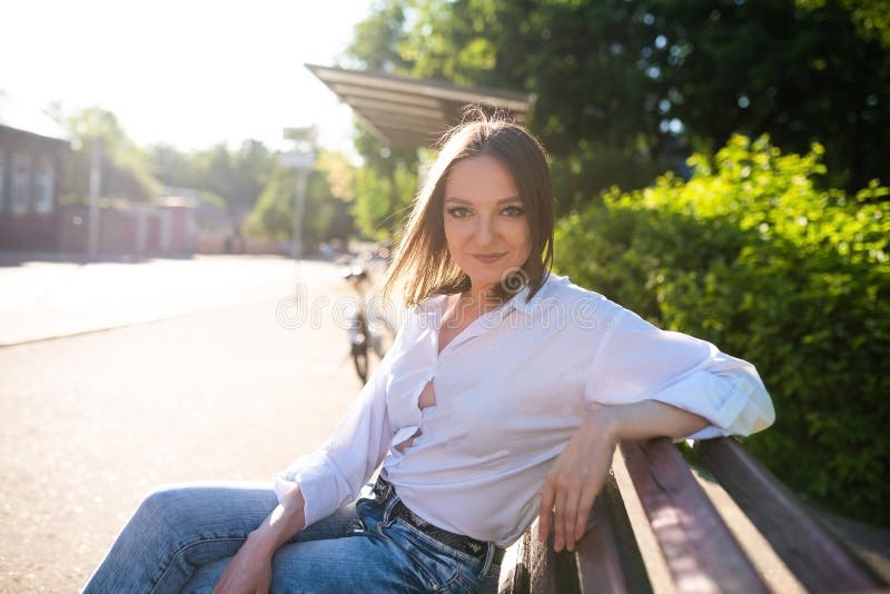 Schönes Mädchen in Jeans und eine weiße Bluse. stockbilder