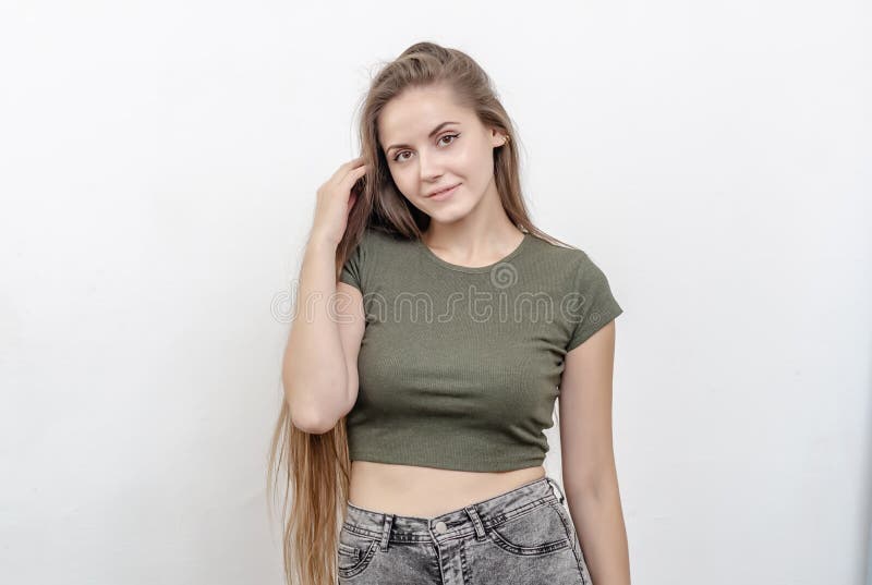 Schönes Mädchen Mit Den Schönen Brüsten In Einem Grünen T Shirt Auf Das Ca Darstellt Stockfoto