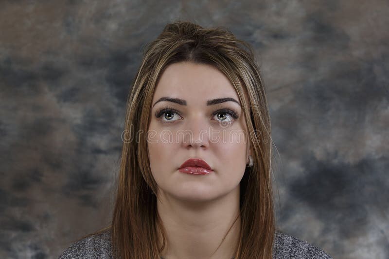 Schönes Mädchen mit großen Augen auf einem abstrakten Hintergrund lizenzfreies stockbild Schönes Mädchen mit großen Augen auf einem abstrakten Hintergrund lizenzfreies stockbild