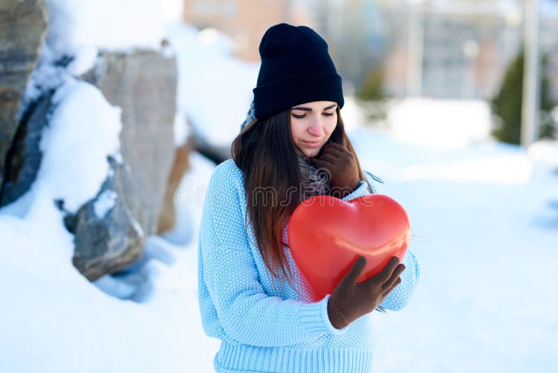 Schönes Mädchen mit Herzen formte Ballon in den Händen, Valentinsgruß-Tag lizenzfreie stockfotos Schönes Mädchen mit Herzen formte Ballon in den Händen, Valentinsgruß-Tag lizenzfreie stockfotos