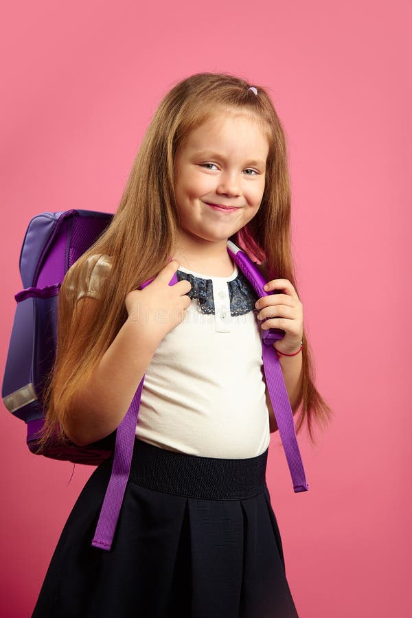 Schönes Mädchen mit Rucksack auf ihren Schultern steht auf lokalisiertem rosa Hintergrund, hat gute Laune, schaut vorwärts glückl lizenzfreie stockfotos Schönes Mädchen mit Rucksack auf ihren Schultern steht auf lokalisiertem rosa Hintergrund, hat gute Laune, schaut vorwärts glückl lizenzfreie stockfotos