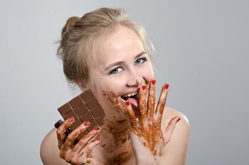 Schönes Mädchen mit Schokolade im Studio lizenzfreies stockfoto