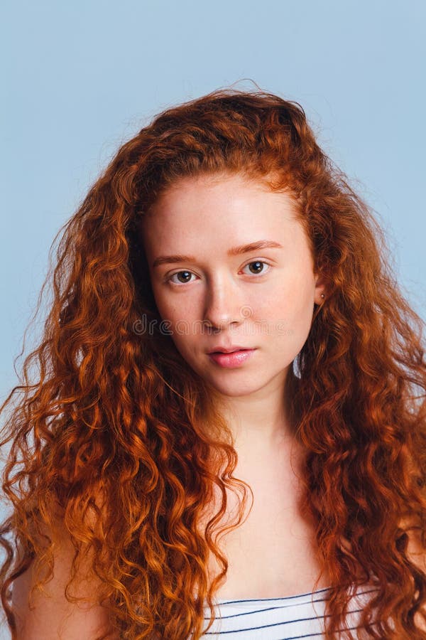 Schönes Mädchen ohne Schminken, keine Hautretusche Teenager-Hautpflege-Konzept Schuss in einem Studio auf blauem Hintergrund stockbilder Schönes Mädchen ohne Schminken, keine Hautretusche Teenager-Hautpflege-Konzept Schuss in einem Studio auf blauem Hintergrund stockbilder