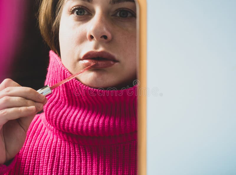 Schönes Mädchen schaut in den Spiegel lizenzfreies stockfoto