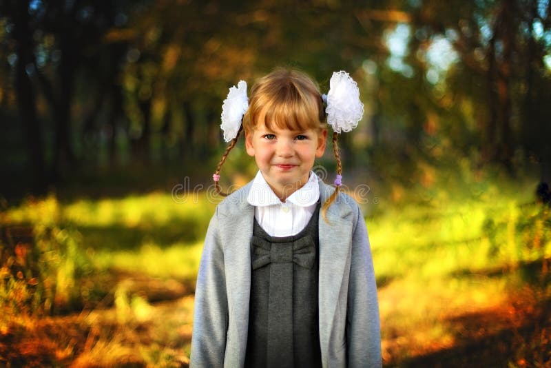Schönes Mädchen-Schulmädchen lizenzfreie stockbilder Schönes Mädchen-Schulmädchen lizenzfreie stockbilder