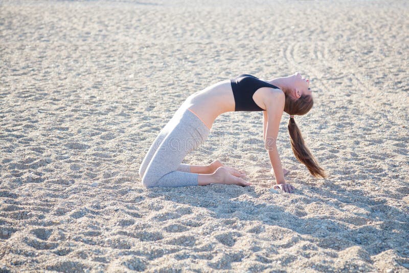 Schönes Mädchen teilgenommen an Eignung Yoga stockfotografie Schönes Mädchen teilgenommen an Eignung Yoga stockfotografie