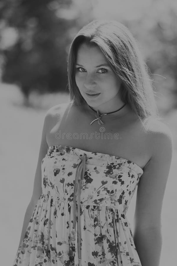 Schönes Mädchen unter Blumenfeldern lizenzfreies stockfoto Schönes Mädchen unter Blumenfeldern lizenzfreies stockfoto