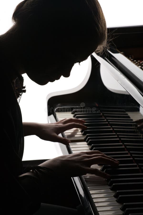 Schönes Mädchen, welches das Klavier spielt stockfotos Schönes Mädchen, welches das Klavier spielt stockfotos
