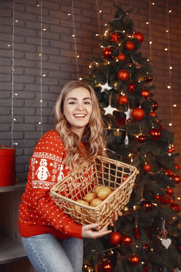 Schönes Mädchen zu Hause nahe Weihnachtsbaum stockfoto