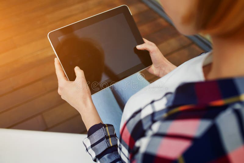 Schönes Mädchen überprüft ihre Post tablet PC stockbilder Schönes Mädchen überprüft ihre Post tablet PC stockbilder