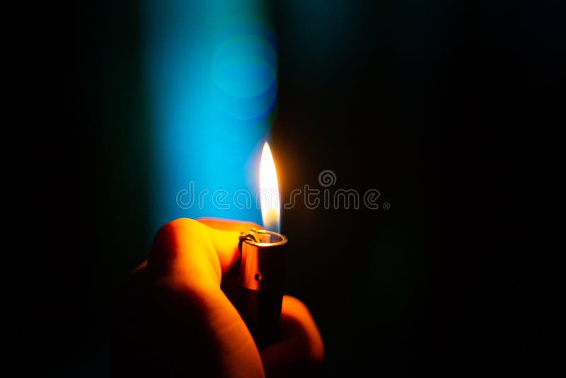 Schönes Nachtfeuer in der Hand lizenzfreie stockbilder Schönes Nachtfeuer in der Hand lizenzfreie stockbilder