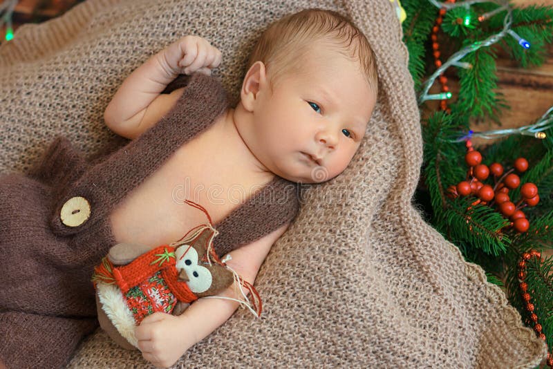 Schönes neugeborenes Baby, das auf einer umfassenden Ansicht von der Spitze liegt stockfotos Schönes neugeborenes Baby, das auf einer umfassenden Ansicht von der Spitze liegt stockfotos