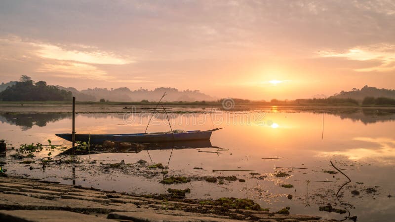 Schönes Panorama des Sonnenaufgangs an Benanga-Reservoir, Samarinda, Ost-Kalimantan, Indonesien lizenzfreie stockfotos Schönes Panorama des Sonnenaufgangs an Benanga-Reservoir, Samarinda, Ost-Kalimantan, Indonesien lizenzfreie stockfotos