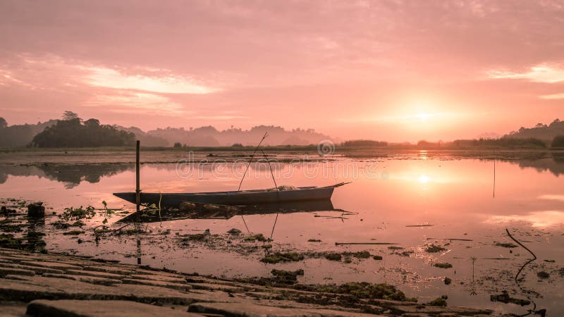 Schönes Panorama des Sonnenaufgangs an Benanga-Reservoir, Samarinda, Ost-Kalimantan, Indonesien stockfotos Schönes Panorama des Sonnenaufgangs an Benanga-Reservoir, Samarinda, Ost-Kalimantan, Indonesien stockfotos