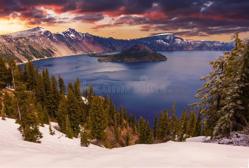 Schönes Panorama von Crater See lizenzfreies stockbild Schönes Panorama von Crater See lizenzfreies stockbild