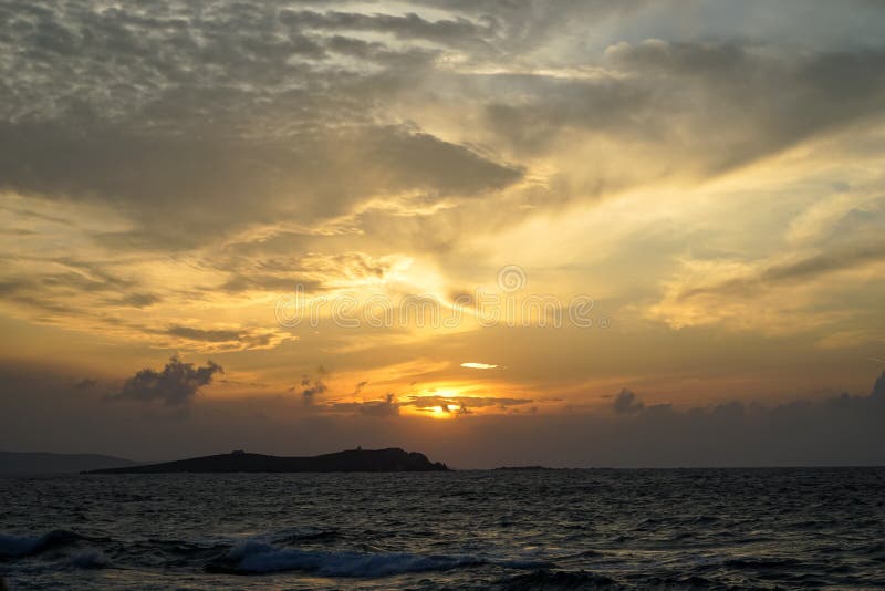 Schönes panoramisches Sonnenuntergang copyspace seaview mit schönen Schatten des weich breiten orange und blauen Farbhimmels und lizenzfreies stockfoto Schönes panoramisches Sonnenuntergang copyspace seaview mit schönen Schatten des weich breiten orange und blauen Farbhimmels und lizenzfreies stockfoto