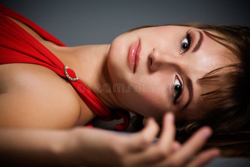 Schönes Portrait der jungen Dame lizenzfreie stockfotografie Schönes Portrait der jungen Dame lizenzfreie stockfotografie