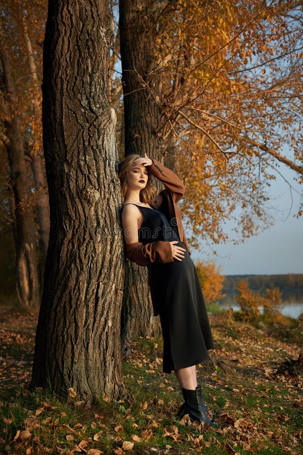 Schönes Portrait einer Frau in der Dorflandschaft in der Natur im Herbst stockfotos