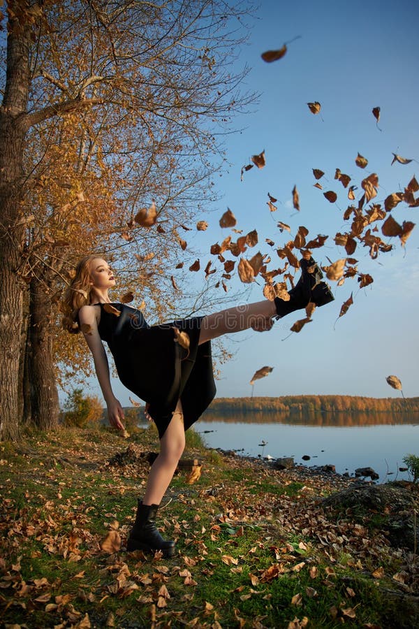 Schönes Portrait einer Frau in der Dorflandschaft in der Natur im Herbst stockfotografie