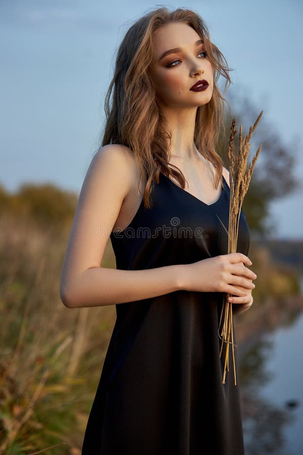 Schönes Portrait einer Frau in der Dorflandschaft in der Natur im Herbst stockfotografie