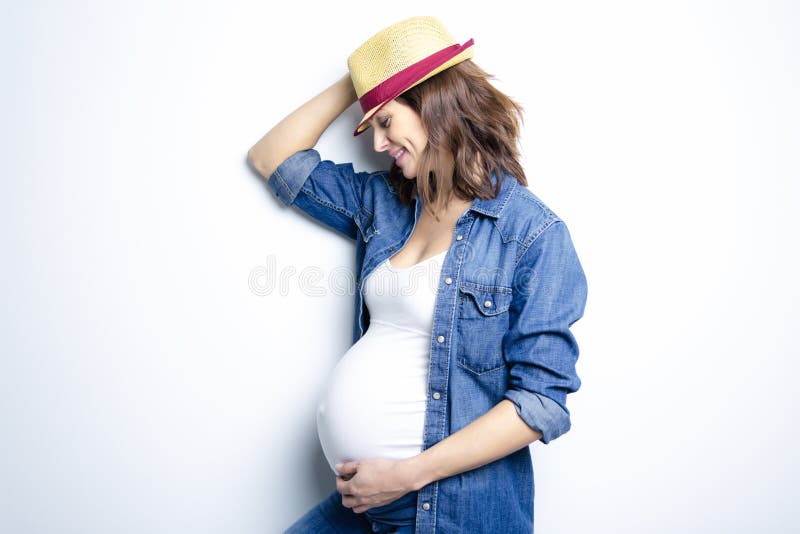Schönes Porträt der jungen schwangeren Frau stockbild Schönes Porträt der jungen schwangeren Frau stockbild