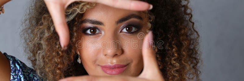 Schönes Porträt der schwarzen Frau Sie setzte ihre Hand stockfoto Schönes Porträt der schwarzen Frau Sie setzte ihre Hand stockfoto