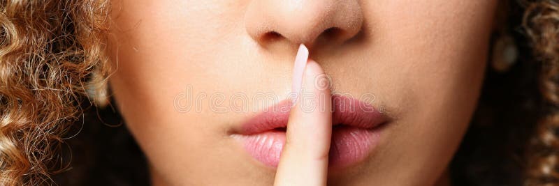 Schönes Porträt der schwarzen Frau Sie öffnet ihre Lippen mit stockbilder Schönes Porträt der schwarzen Frau Sie öffnet ihre Lippen mit stockbilder