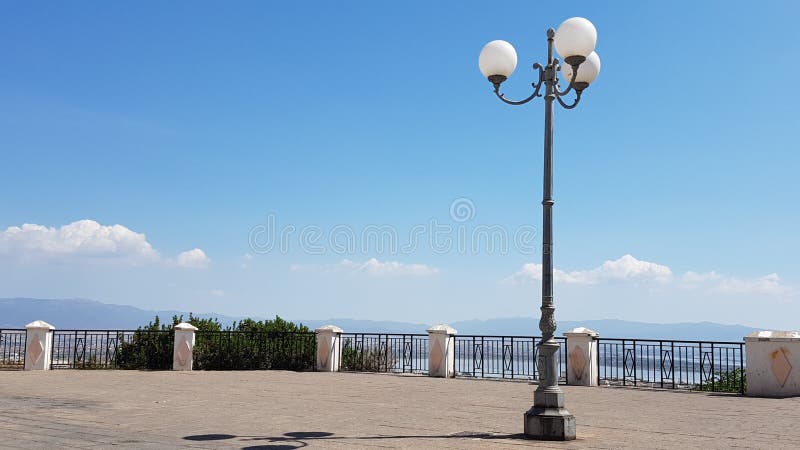 Schönes Quadrat mit Laternenpfahl an einem sonnigen Tag, in der Stadt von Cagliari, Sardinien Italien stockbilder Schönes Quadrat mit Laternenpfahl an einem sonnigen Tag, in der Stadt von Cagliari, Sardinien Italien stockbilder