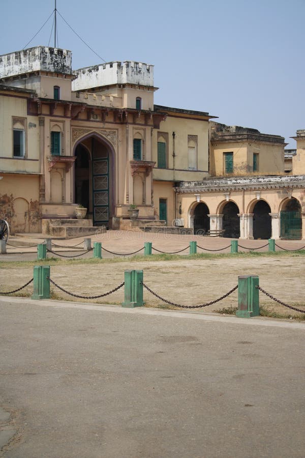 Schönes Ramnagar Fort in der Nähe des Ganges River gegenüber dem Tulsi ghat stockbild Schönes Ramnagar Fort in der Nähe des Ganges River gegenüber dem Tulsi ghat stockbild